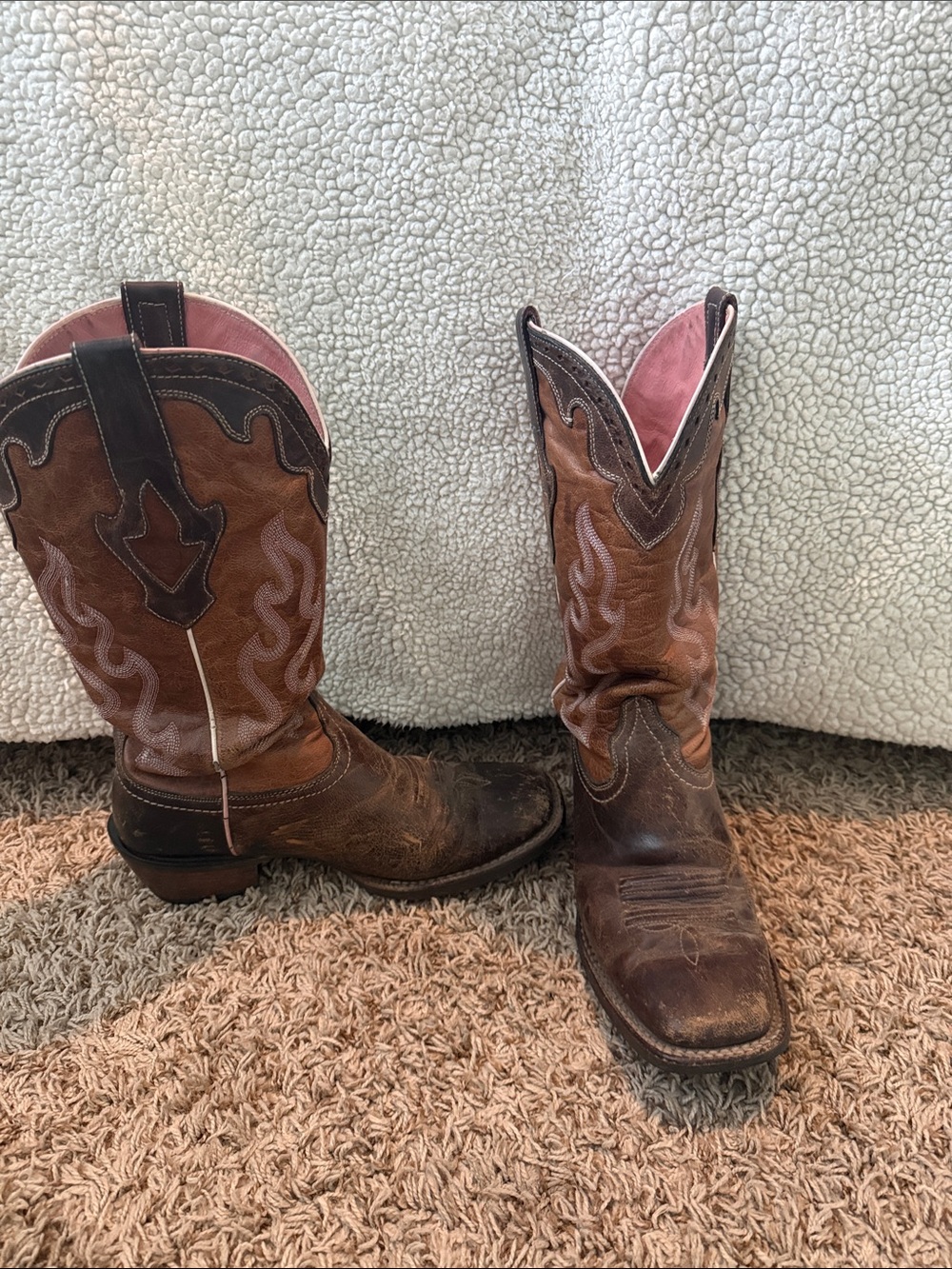 Women’s Ariat boots size 8. Brown Leather Western Cowboy Boots with Pink Lining